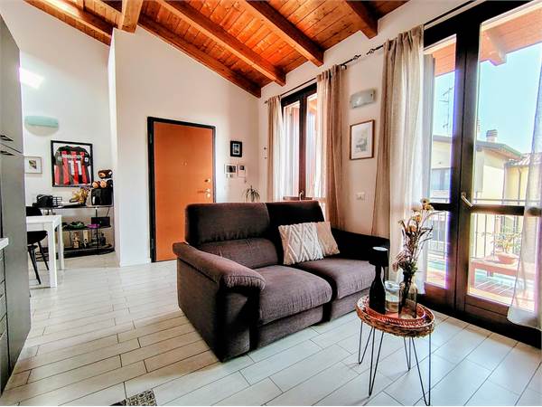 Moderno bilocale con ampio balcone a Cento.