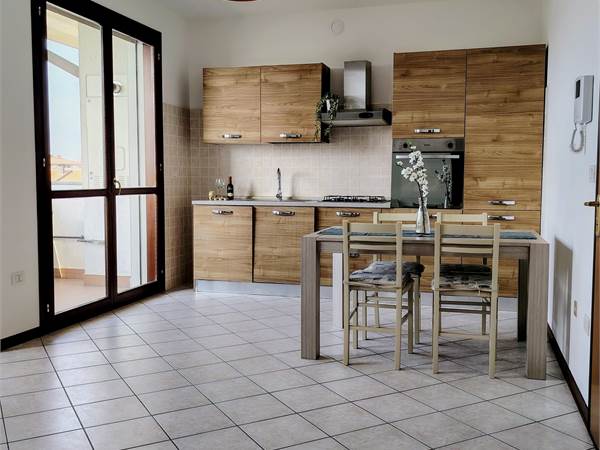 Luminoso appartamento a Cento con balcone e garage